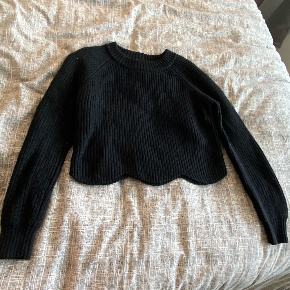 *SOLD* Black knit sweater. Aritzia XXS. Cropped.